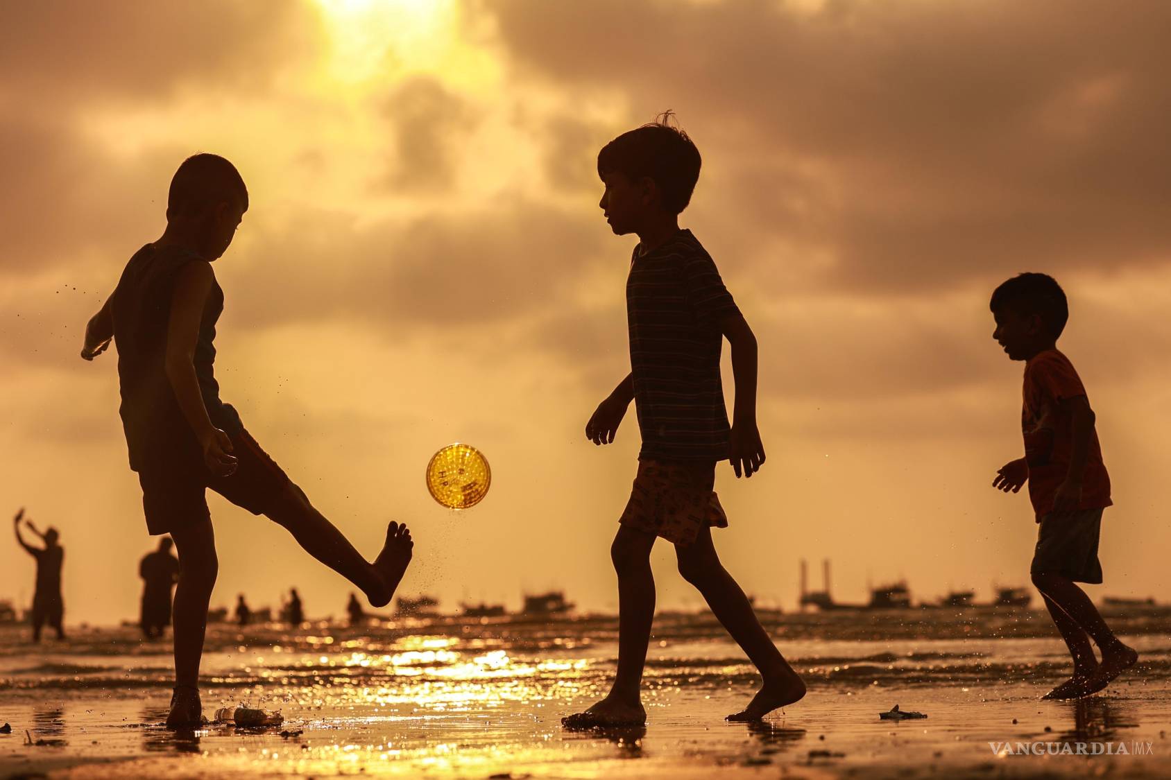 $!Niños indios juegan en el agua para refrescarse en la playa de Gorai, a orillas del mar Arábigo en Mumbai, India, el 27 de abril de 2026.
