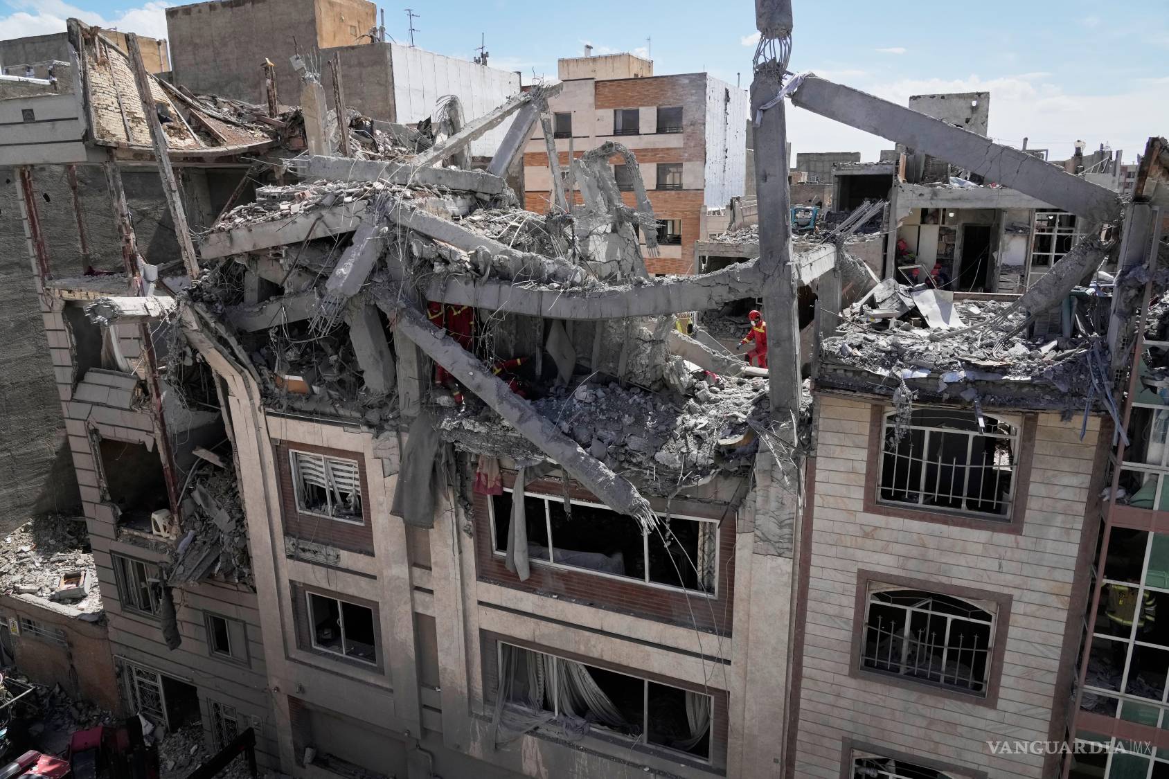 $!Personal de emergencia inspecciona un edificio residencial alcanzado por un ataque anterior entre Estados Unidos e Israel en Teherán.