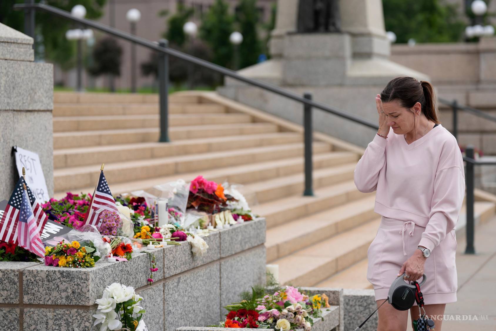 $!Leah Palmer visita un monumento en memoria de la representante de Minnesota, Melissa Hortman, y su esposo Mark en el Capitolio, el 15 de junio de 2025.
