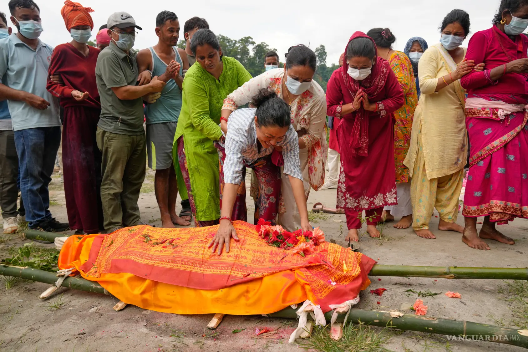 $!Muna Khadka (en el centro), madre de Aayush Khada —fallecido en unas inundaciones repentinas—, se derrumba durante la cremación de su hijo en Chitwan, Nepal, el lunes 31 de agosto de 2026.