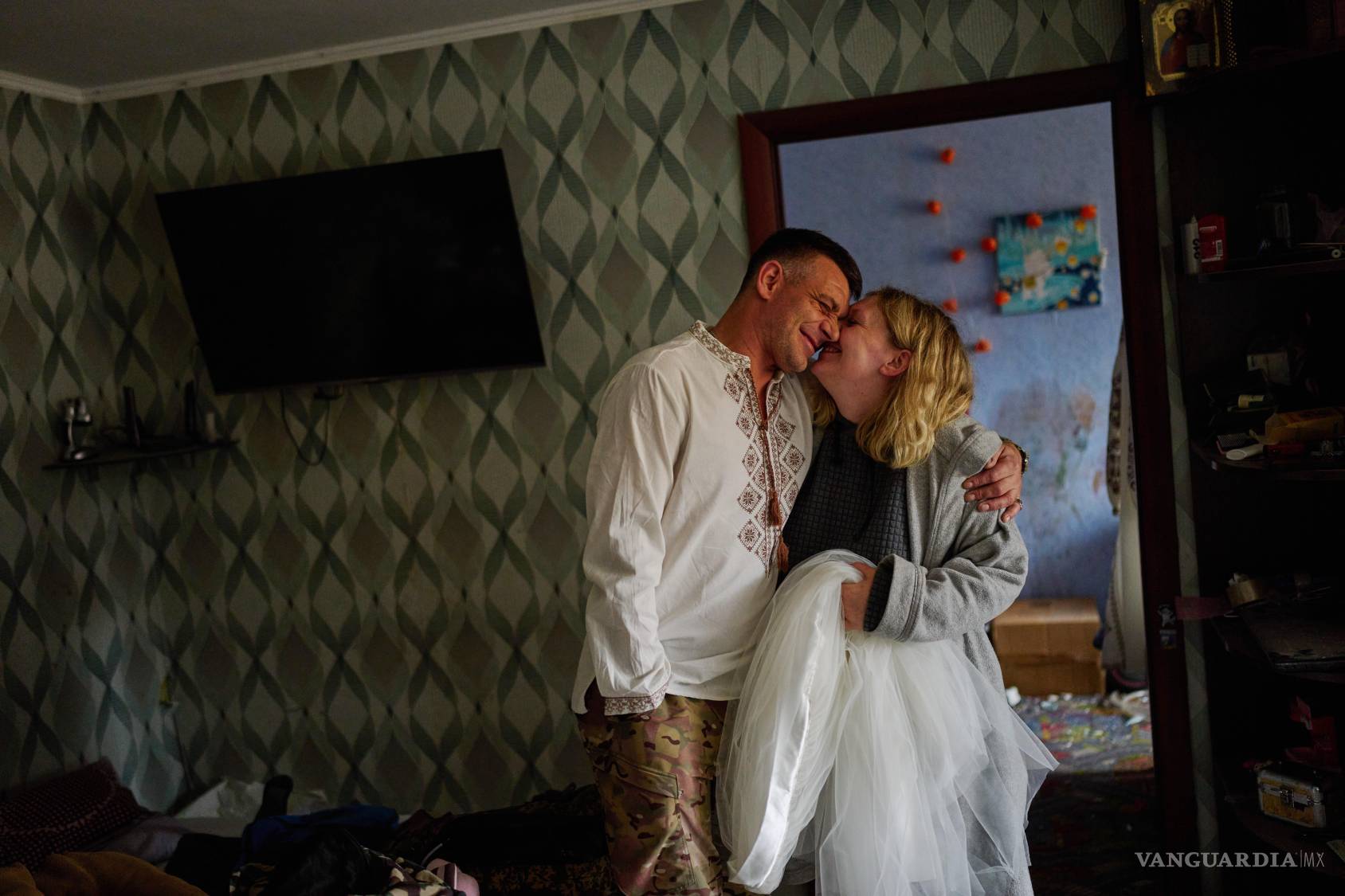 $!Liudmyla Ryzhak y su prometido, Leonid Ryzhak, se preparan para su ceremonia de boda en su apartamento dañado tras un ataque ruso en Kiev, Ucrania.