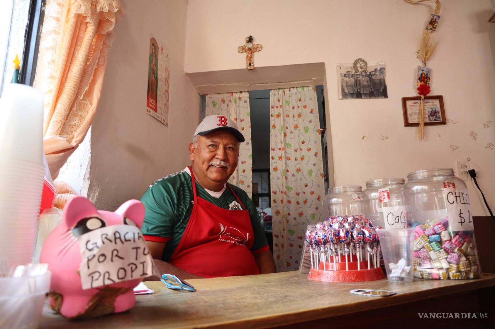 $!Tras un pequeño escritorio con paletas y un cochinito para propinas, Don Félix trata de recordar a los miles de estudiantes que ha visto pasar.