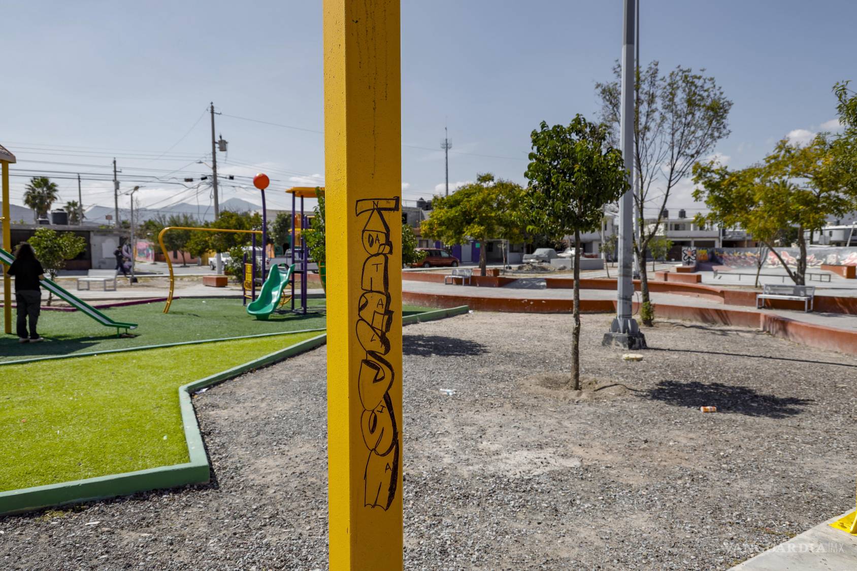 $!Los muros de la plaza Saltillo 2000 mostraban pintas y grafitis, reflejo del descuido y vandalismo en espacios públicos.