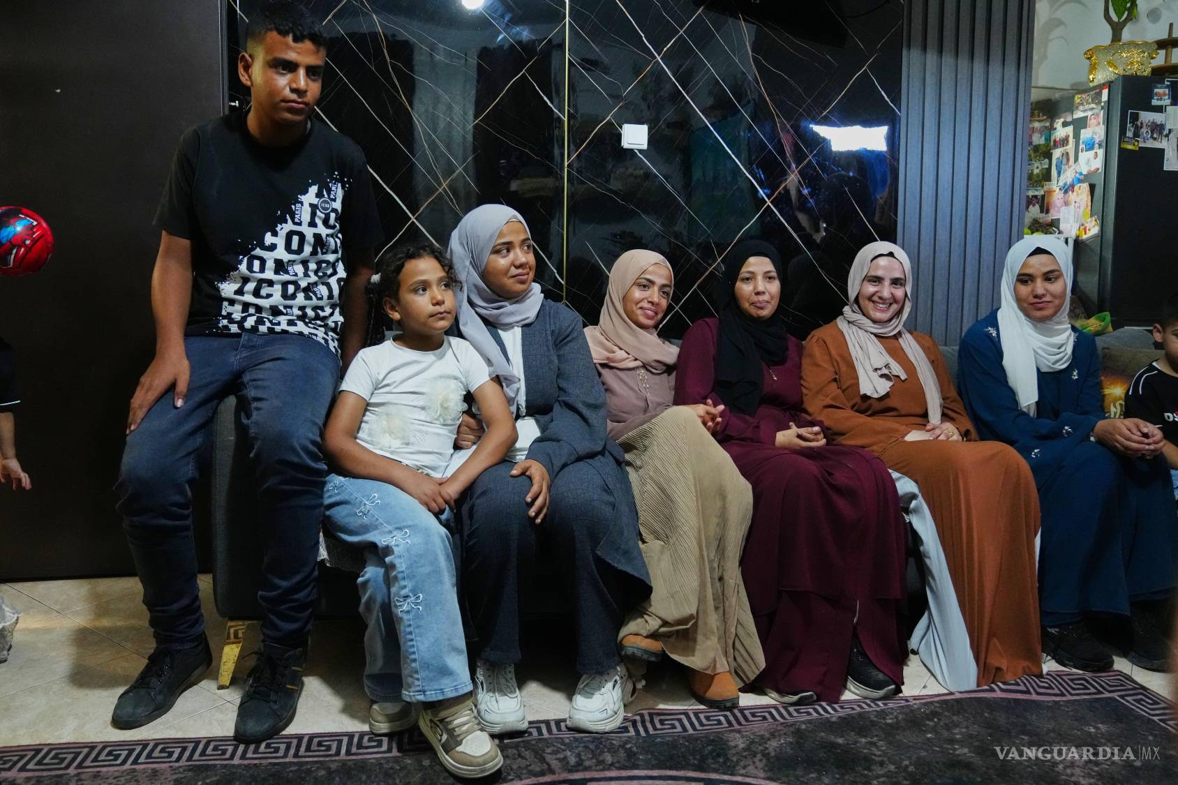 $!Mais Al-Gharam (segunda por la derecha) posa para una foto con sus seis hermanas de Gaza, a quienes se les concedieron pasaportes israelíes, en su casa en Nazaret, Israel, el 8 de julio de 2026.
