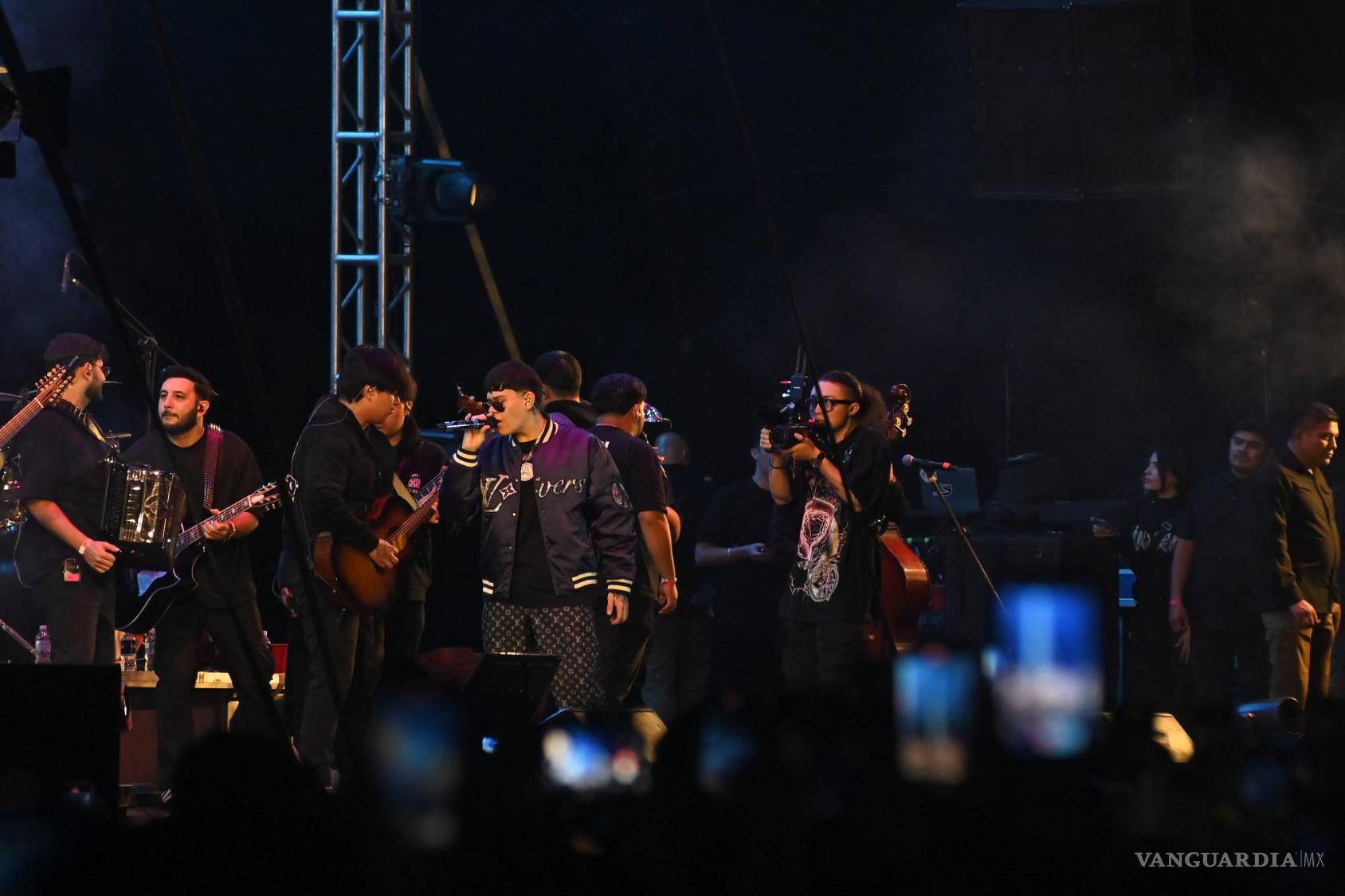 $!Junior H interpretó canciones como Rockstar y ABCdario, logrando conmover a sus seguidores con letras melancólicas.