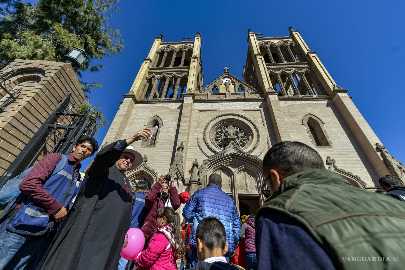 $!Fieles devotos llegan al Santuario durante las peregrinaciones a la Virgen Morena.