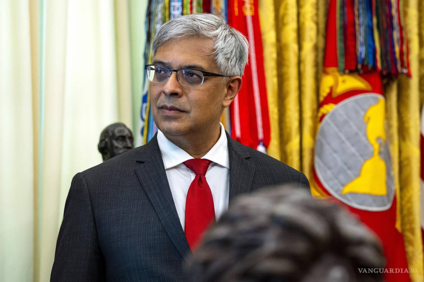 $!El director de los Institutos Nacionales de Salud, Jay Bhattacharya, en la firma de una orden ejecutiva para revisar las recomendaciones sobre vacunas infantiles.
