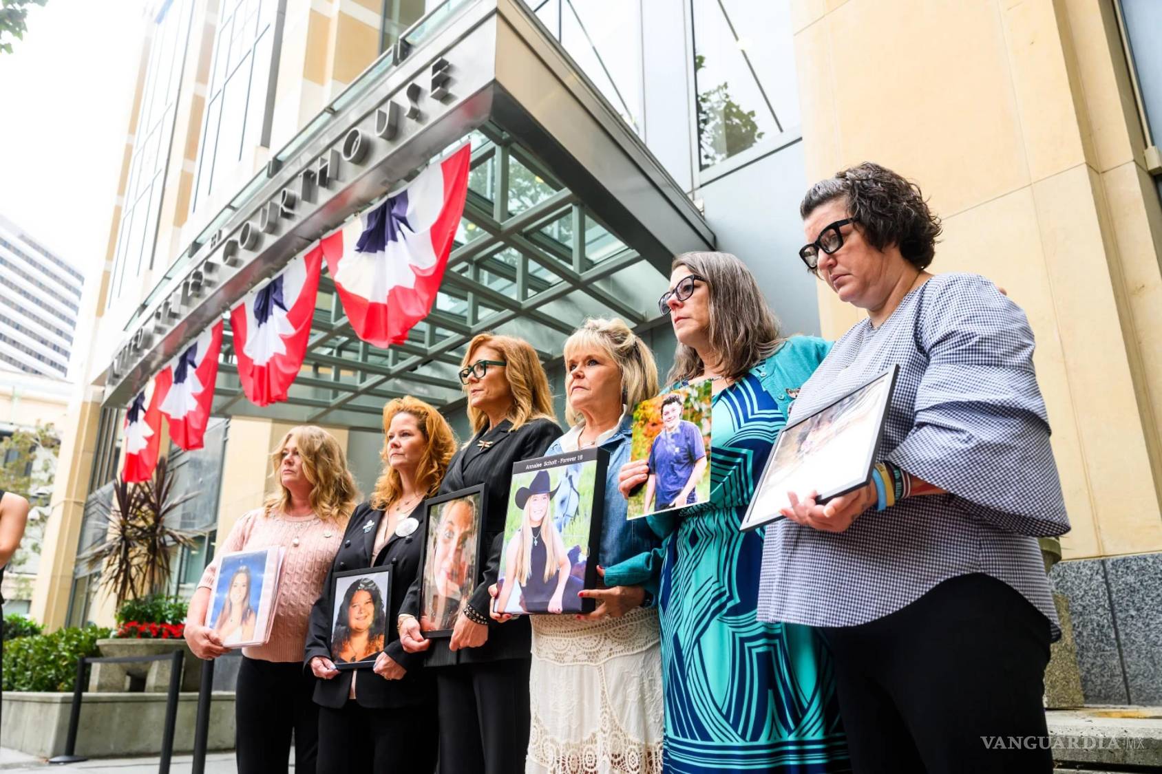 $!Madres sostienen fotografías de sus hijos fallecidos en una protesta contra las plataformas de redes sociales en Oakland, California.