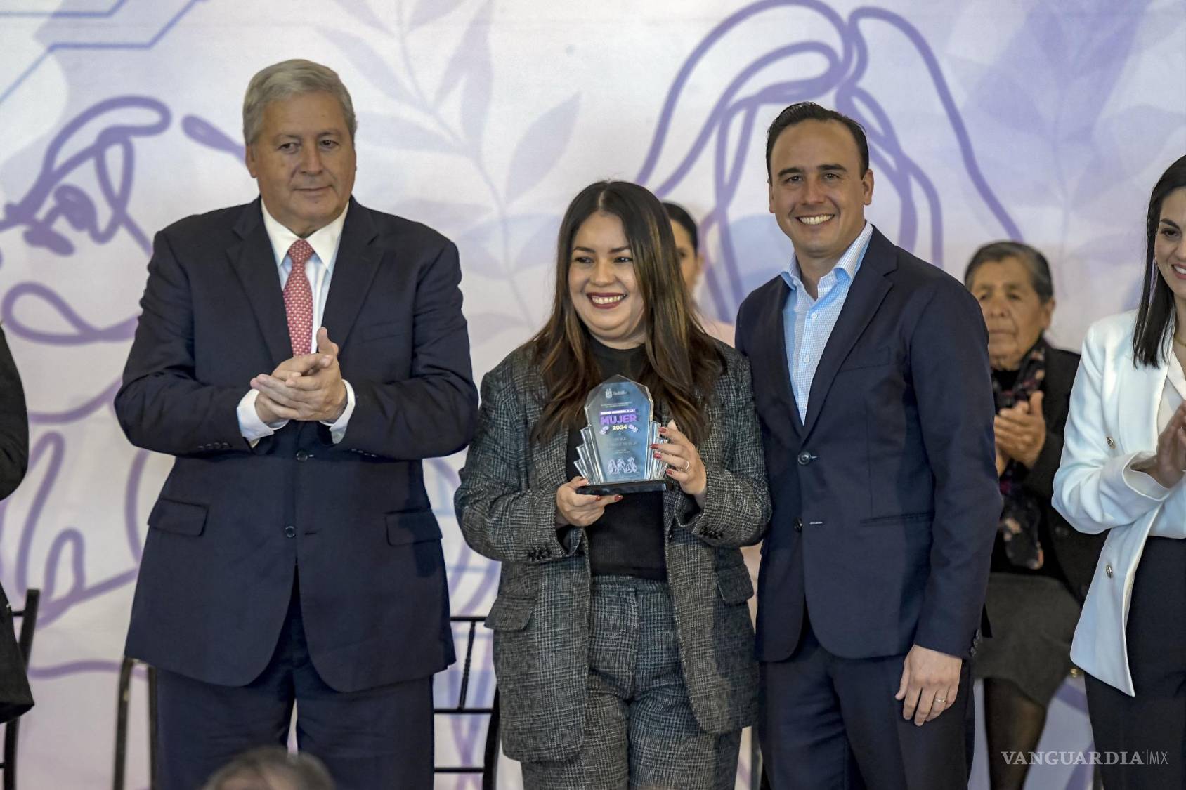 $!Momento de emoción y alegría de una de las galardonadas al recibir su premio.