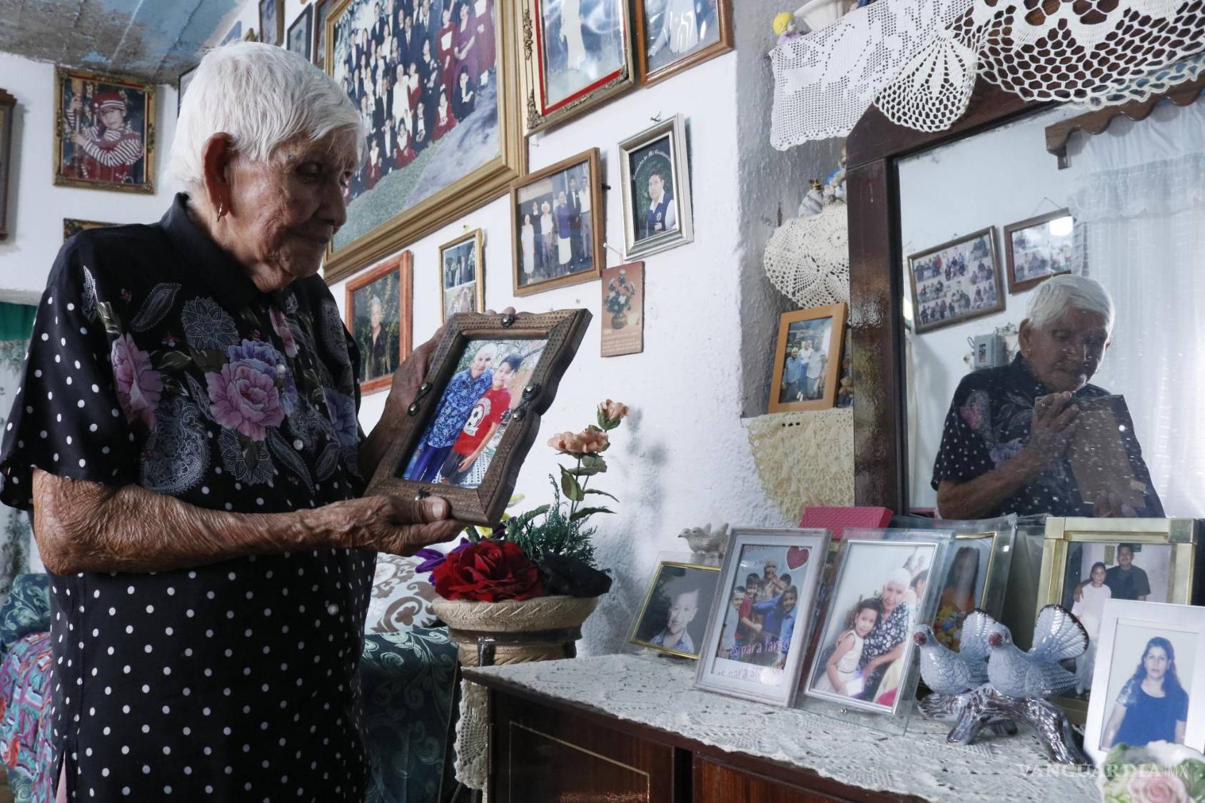 $!El ritual anual de limpieza que fortalece el amor de la familia por los jarritos de Doña Agustina.
