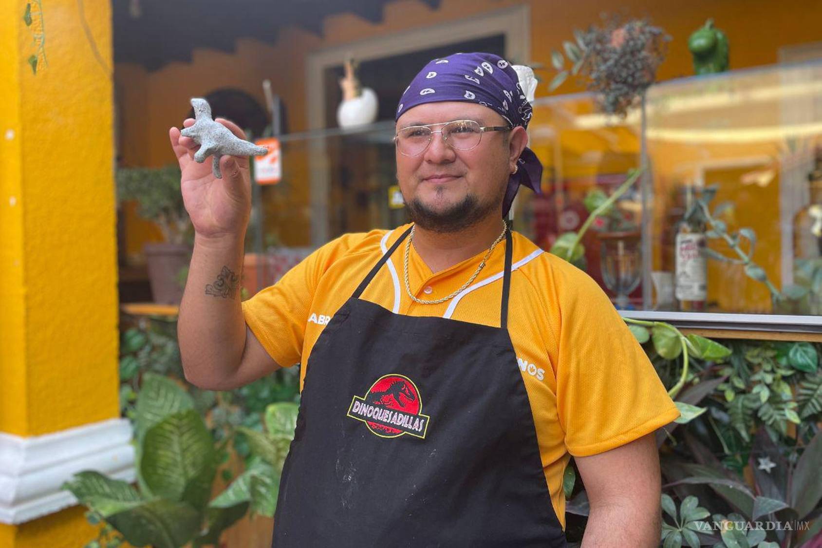 $!Abraham Padilla es el único que elabora las dinoquesadillas, creación del arteaguense que lo hizo viral en redes sociales.