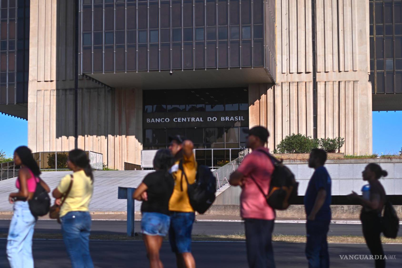 $!Personas esperan frente al Banco Central de Brasil en Brasilia (Brasil). El nuevo presidente de Brasil heredará un país en desaceleración económica.