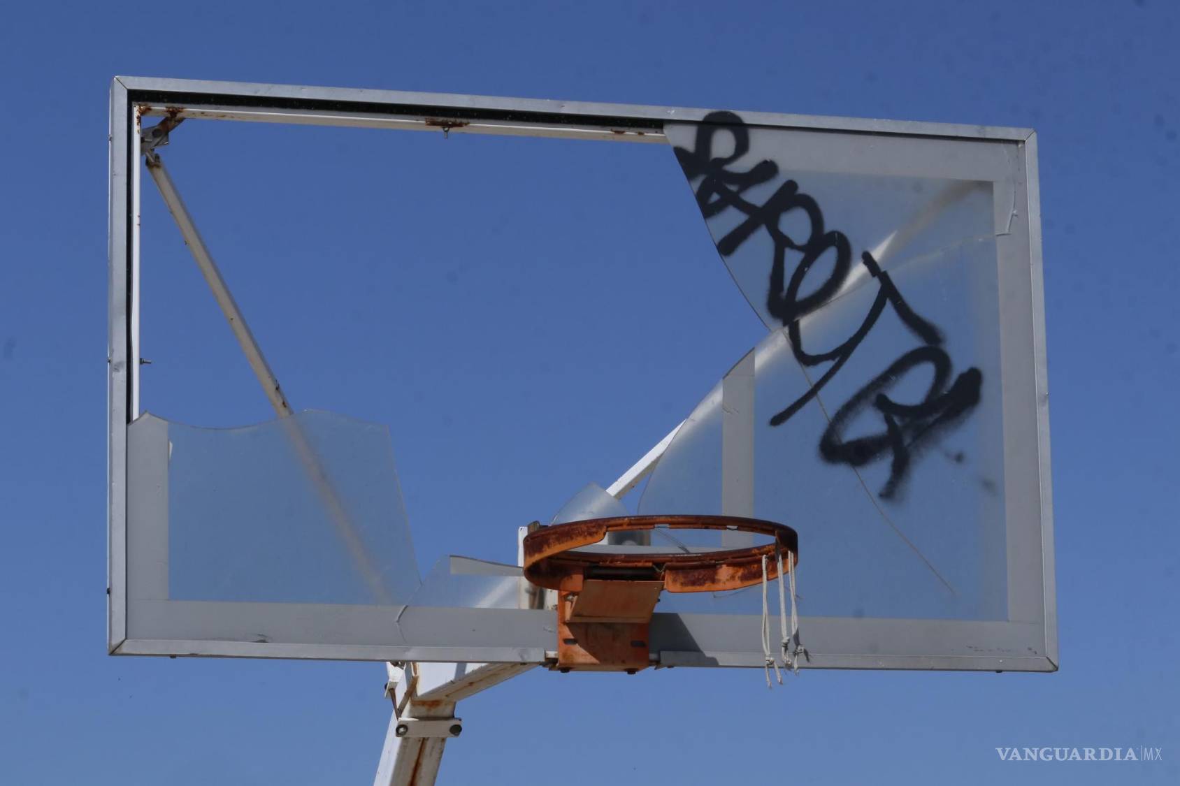 $!Los tableros de básquetbol en mal estado afectan la experiencia de los jugadores.