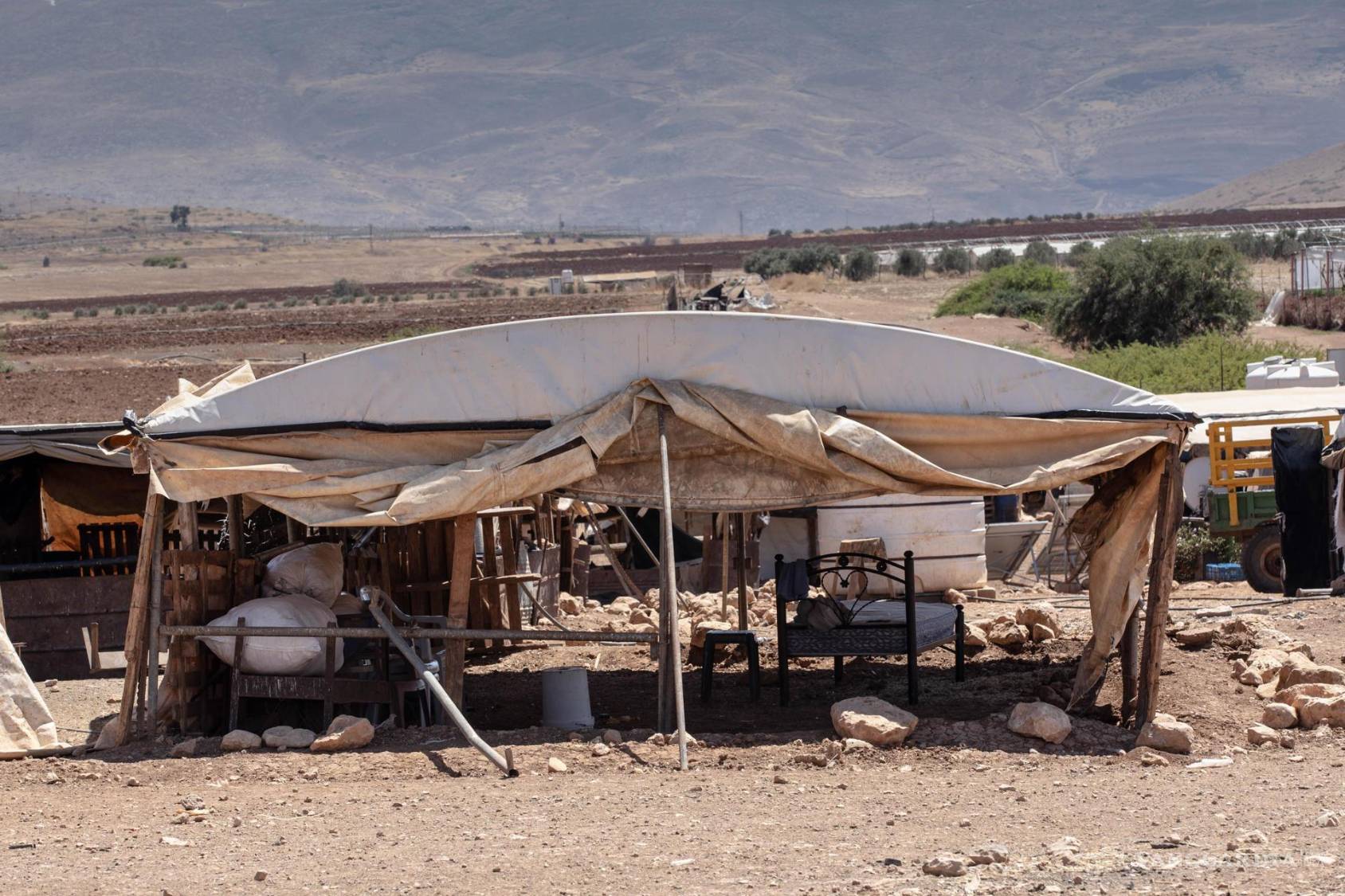 $!Una de las viviendas de los palestinos que viven en Atuf, aldea que sobrevive gracias a la agricultura y la ganadería en una zona que es conocida como 'el granero de Cisjordania'.