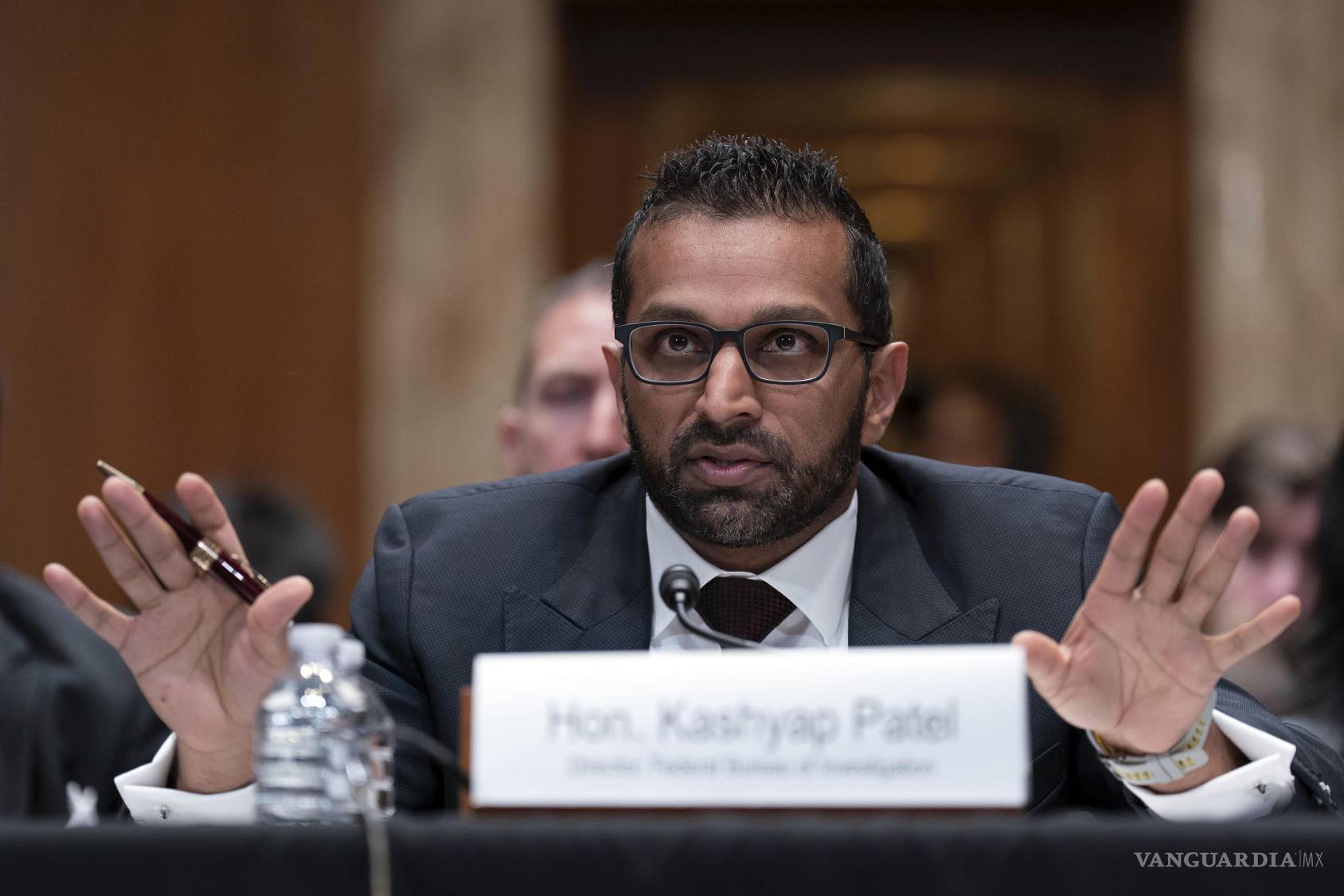 $!Kash Patel testifica ante el Congreso de Estados Unidos, un año después de anunciar su investigación en un pódcast.
