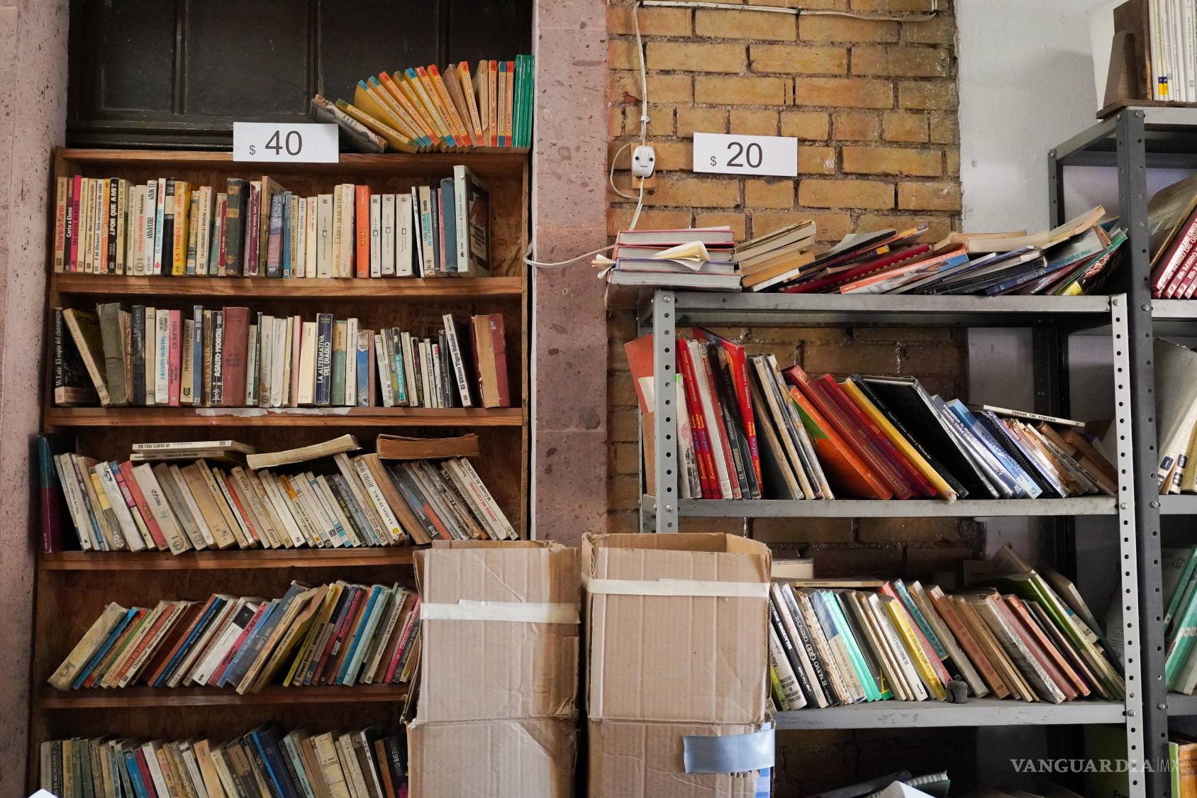 $!Atmósfera. Pilas de libros, ediciones de colección y máquinas de escribir antiguas dan la bienvenida a los visitantes que recorren los pasillos del establecimiento.