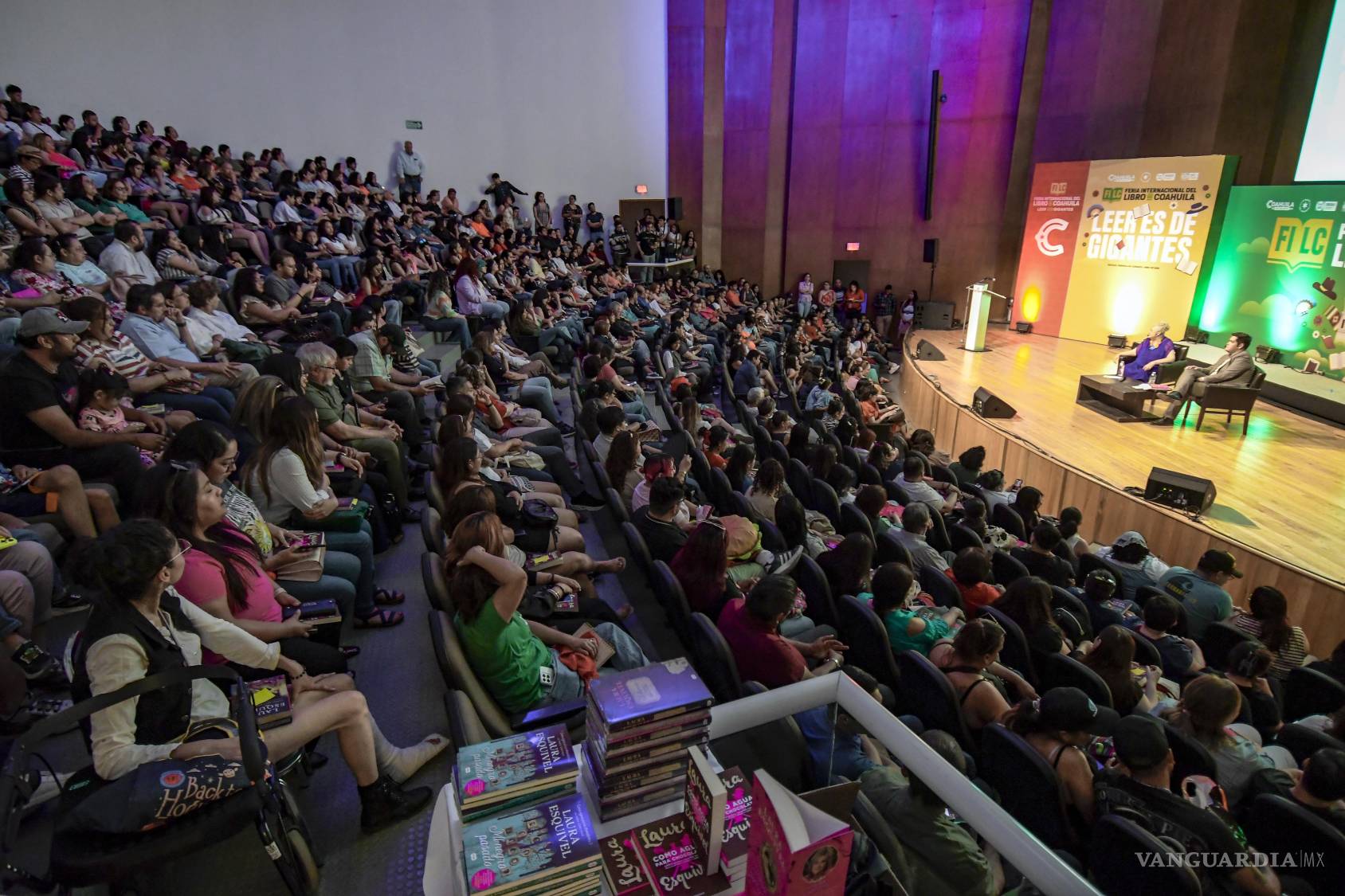 $!Laura Esquivel, autora de ‘Como agua para chocolate’ conmueve e inspira a miles de saltillenses en la FILC