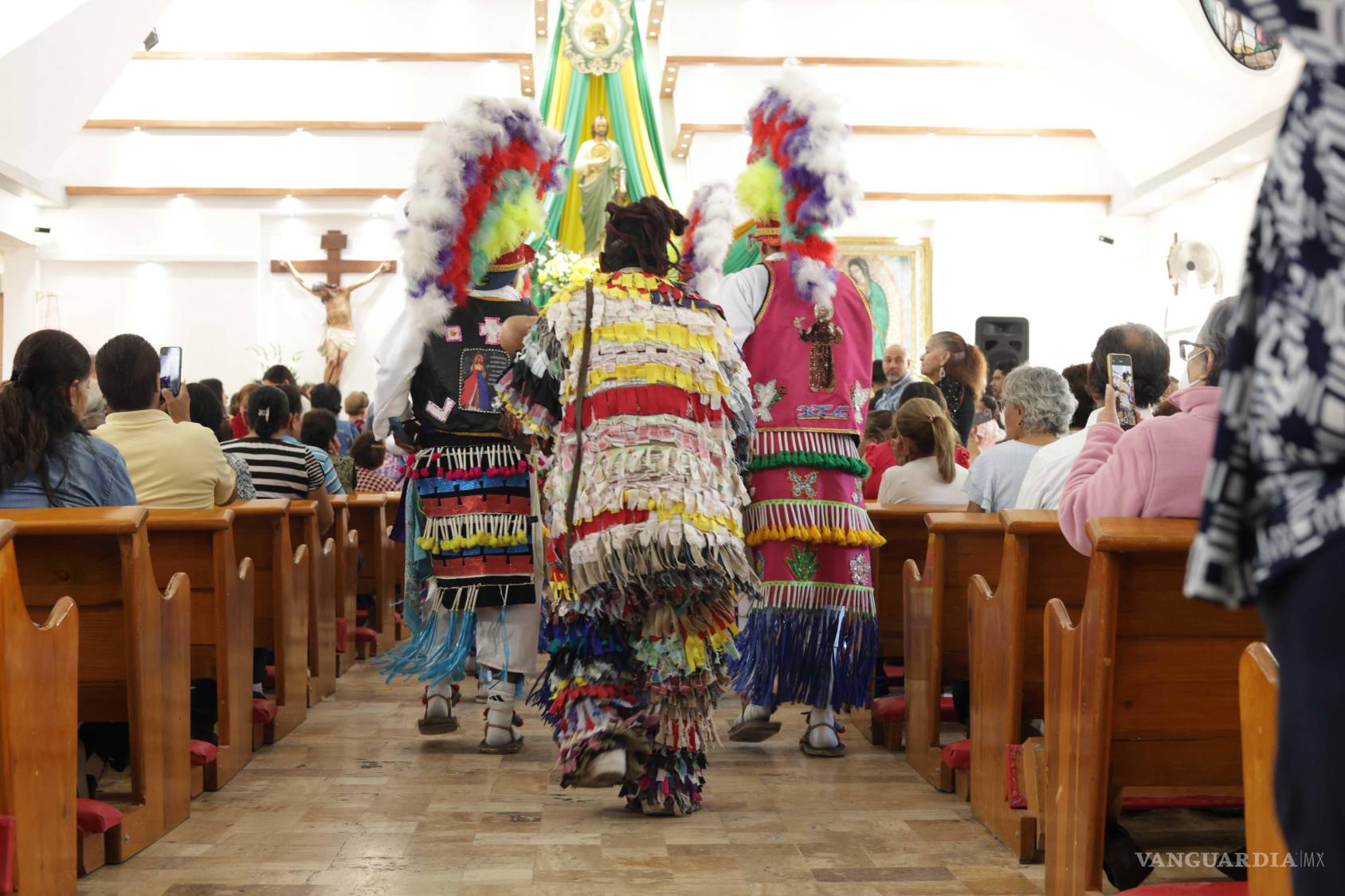 $!Durante la celebración, muchos asistentes aprovecharon para encender veladoras y orar por la salud, la familia y la comunidad, reforzando la devoción que caracteriza la fecha.