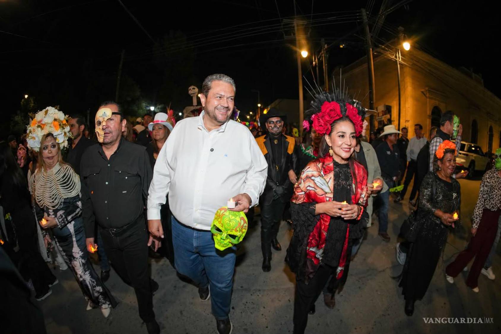 $!El alcalde Tomás Gutiérrez y su esposa Teresita Escalante encabezaron el recorrido de la callejoneada.
