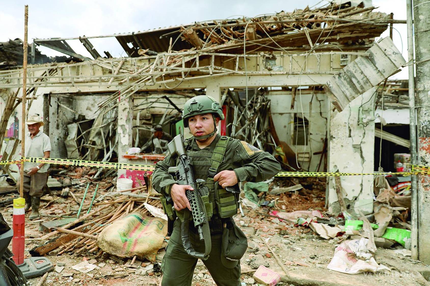 $!Un soldado camina entre las ruinas de una estructura destruida por el conflicto.