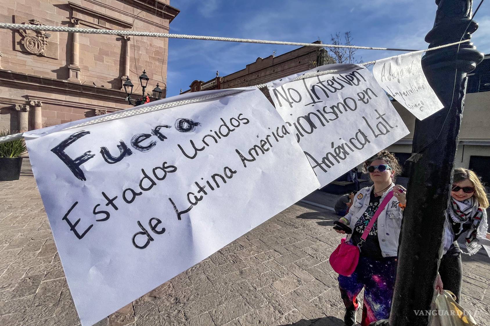 $!Un grupo de ciudadanos se manifestó en Saltillo contra la intervención de Estados Unidos en Venezuela tras la captura de Nicolás Maduro.