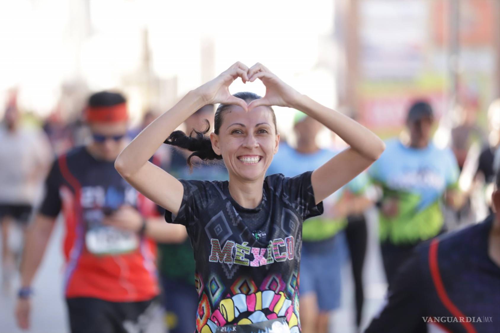 $!No faltaron las muestras de cariño por parte de los corredores, quienes reflejaban la alegría de estar compitiendo.