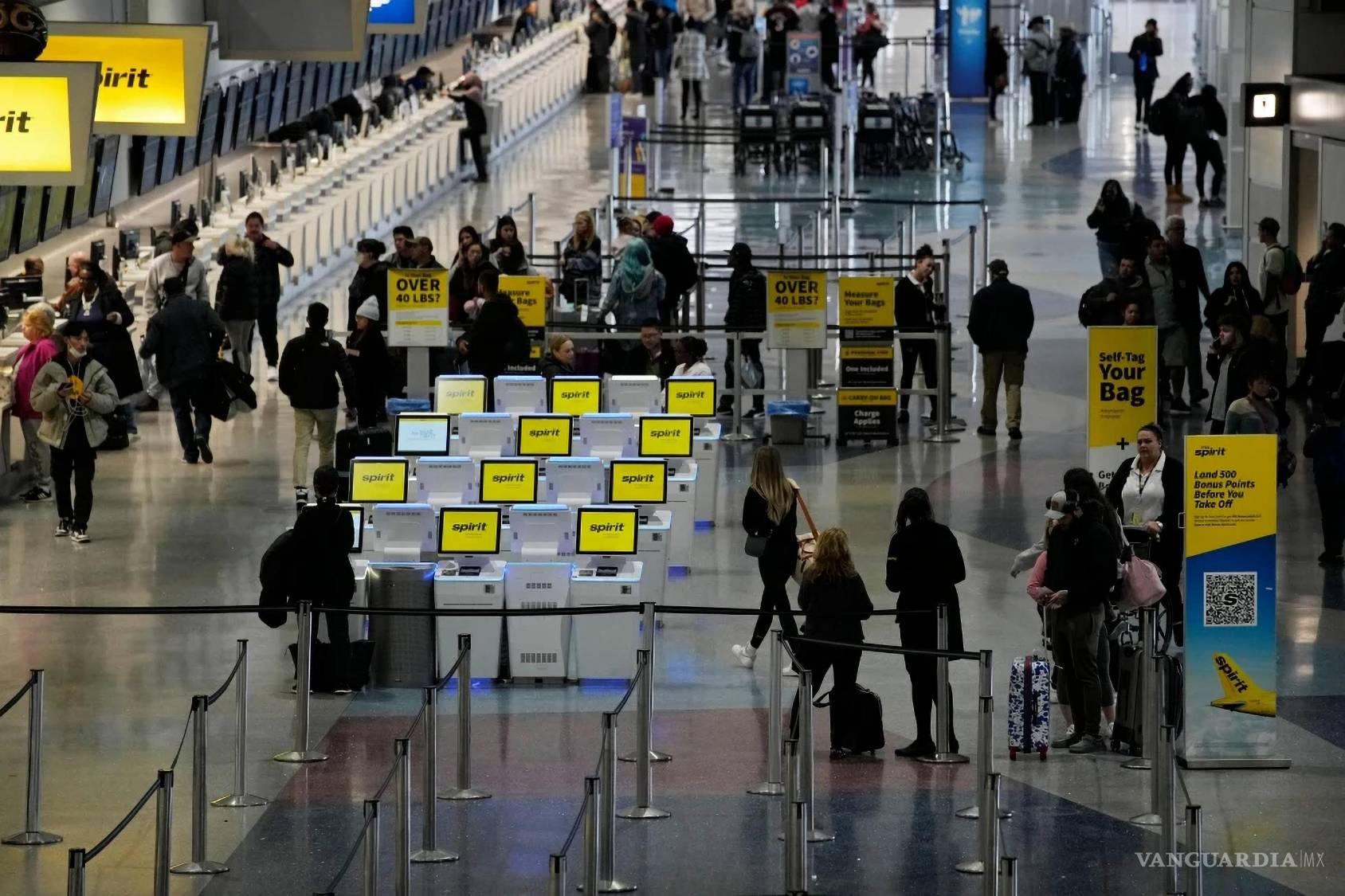 $!Personas caminan en el Aeropuerto Internacional Harry Reid, el 11 de enero de 2023, en Las Vegas.