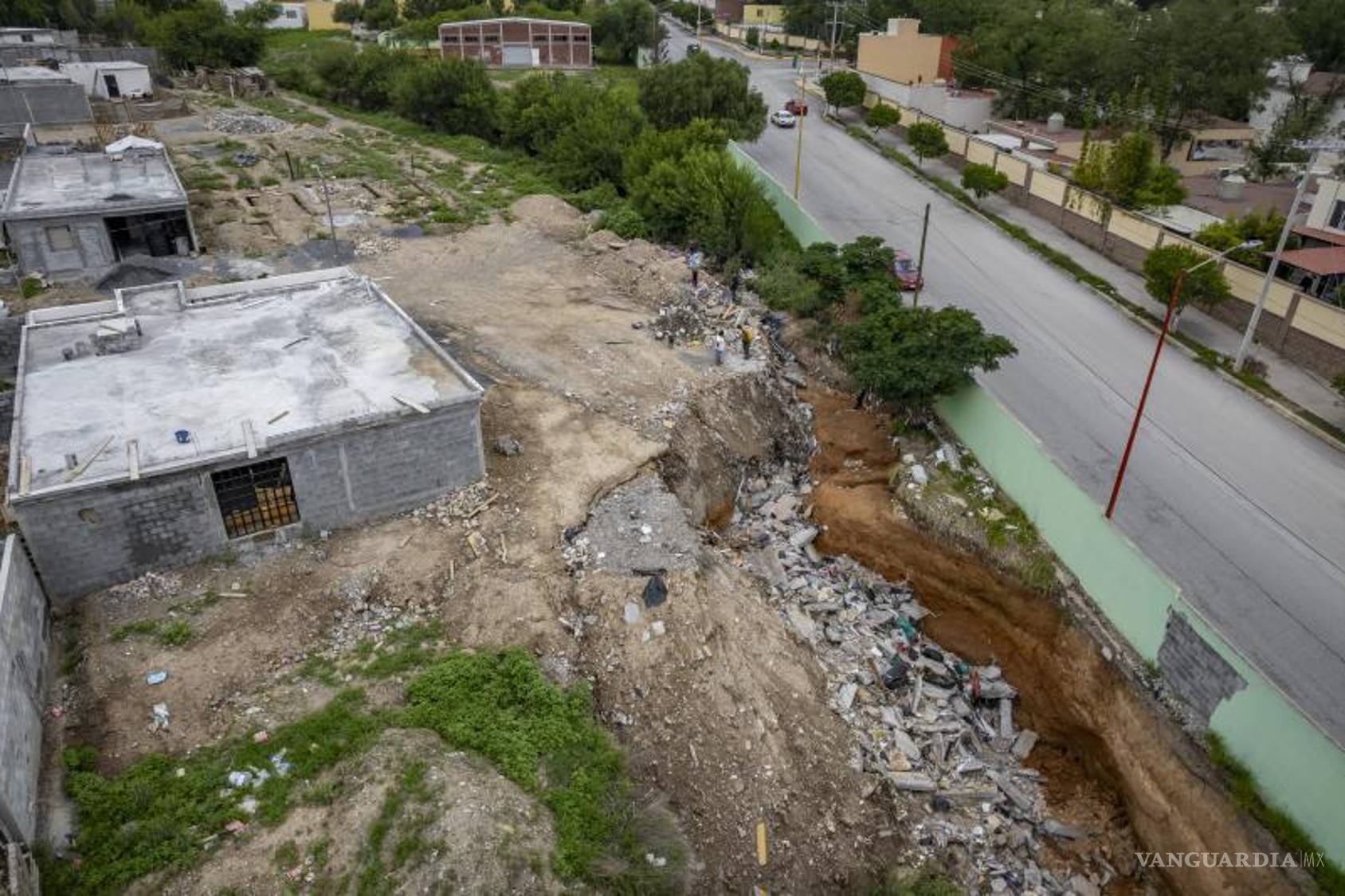$!Bloques, piedras y desechos de obra han reducido la capacidad del arroyo para drenar agua durante las lluvias, aumentando el riesgo de desbordamientos.