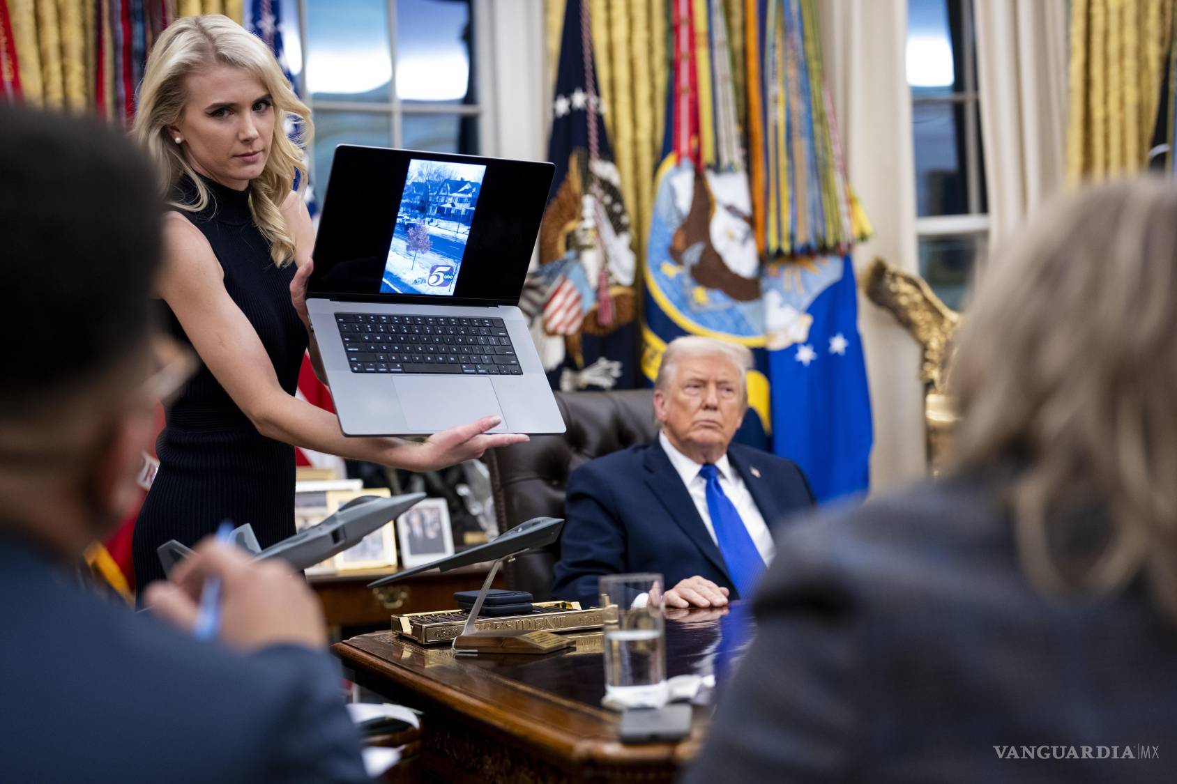 $!El presidente Trump en la Oficina Oval, donde ha defendido la masiva operación de control migratorio y ha cuestionado la legalidad de las acciones de los manifestantes.