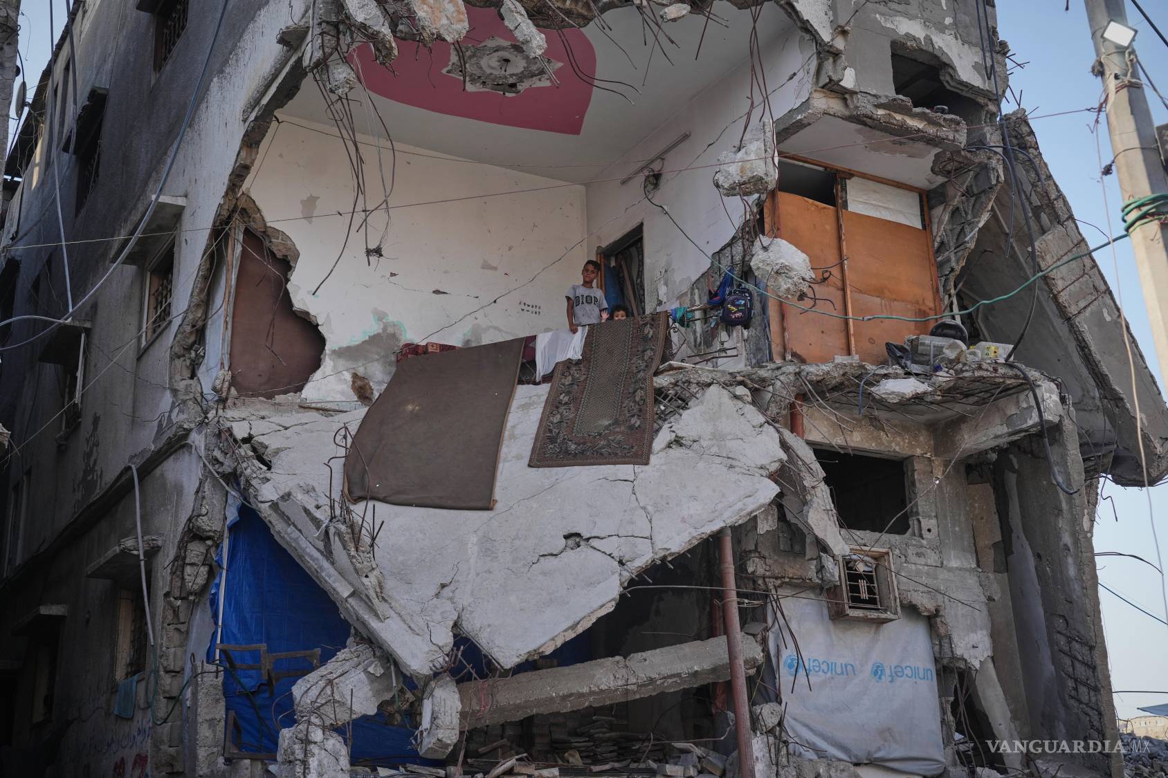 $!Palestinos desplazados se refugian en el interior de un edificio que sufrió graves daños durante la guerra entre Israel y Hamás, en la Ciudad de Gaza.
