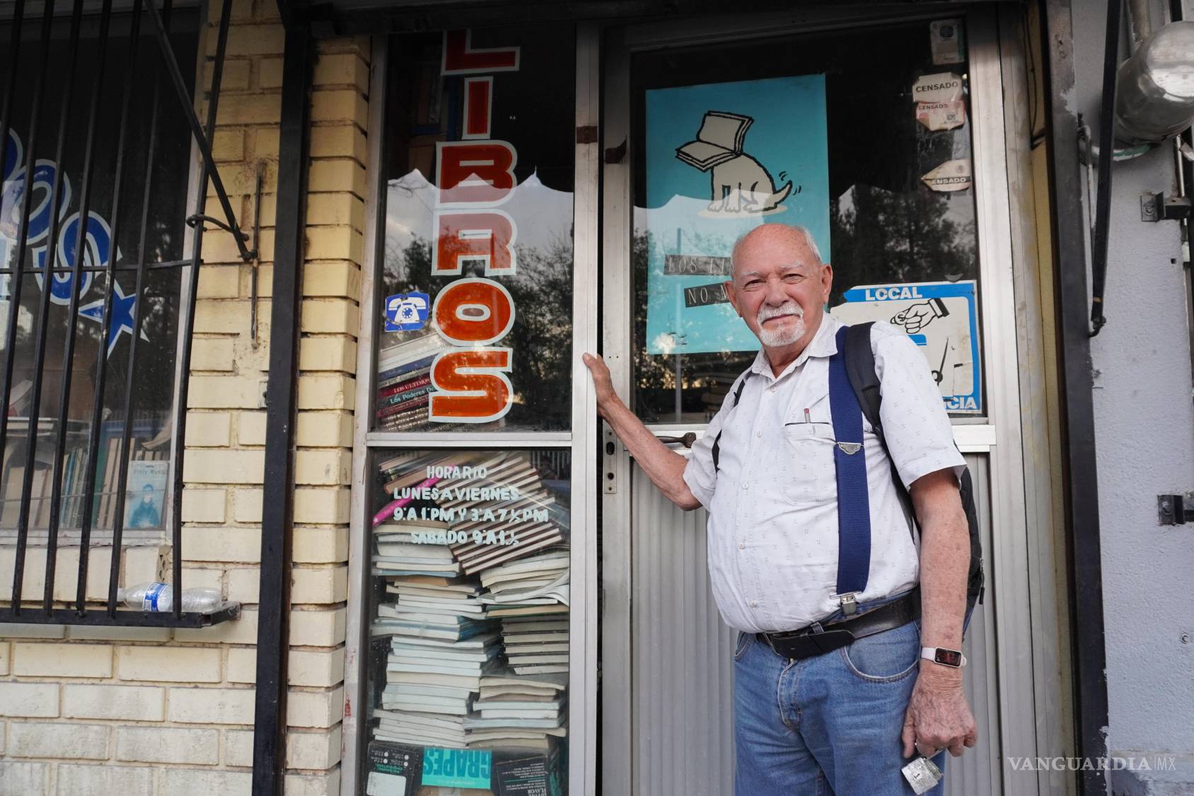 $!Rufino Rodríguez Garza, dueño de “Rodríguez Libros”, cuya pasión por las letras lo ha llevado a documentar el arte rupestre y publicar en medios locales.
