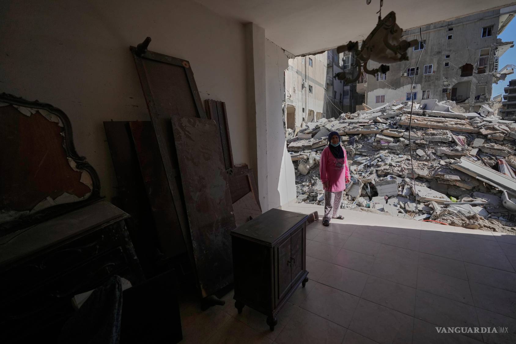 $!Em Ali Khodor, de 75 años, se encuentra en su habitación dañada en la ciudad portuaria de Tiro, al sur del Líbano.