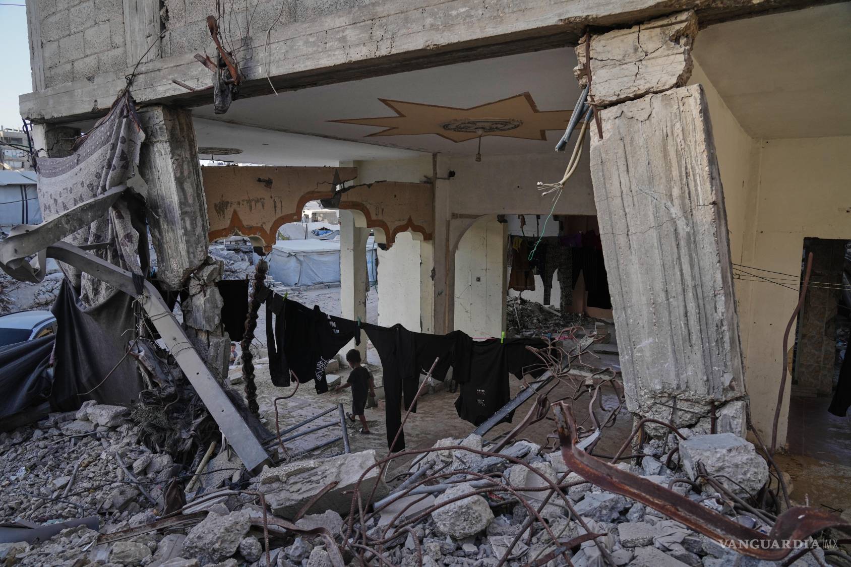 $!Palestinos desplazados se cobijan en el interior de un edificio que sufrió graves daños durante la guerra entre Israel y Hamás, en la Ciudad de Gaza.