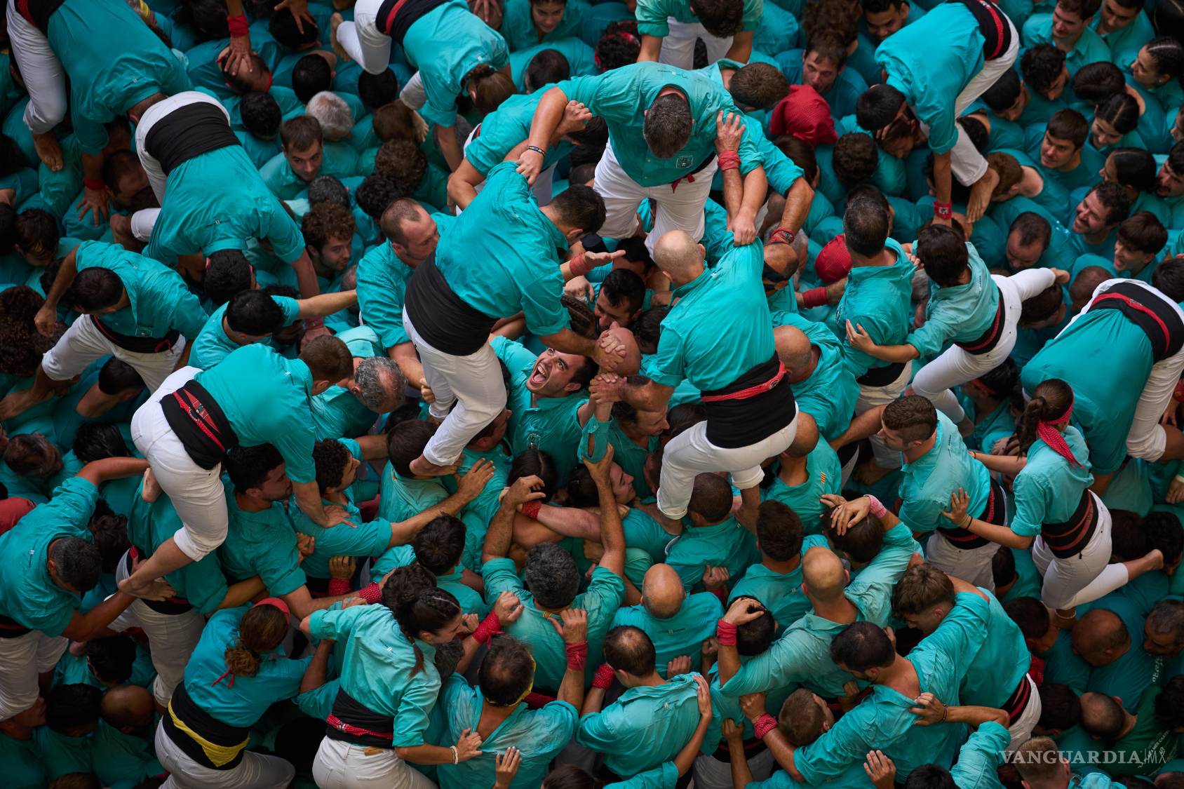 $!Miembros de Castellers de Vilafranca celebran después de completar un “castell” o torre humana, durante el 30º Concurs de Castells o Concurso de Torres Humanas, en Tarragona, España, el domingo 4 de octubre de 2026. (Foto AP/Emilio Morenatti)