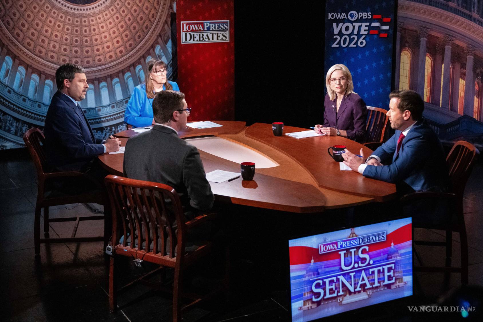 $!Los candidatos al Senado, la republicana Ashley Hinson y el demócratatante Josh Turek responden preguntas durante un debate en Johnston, Iowa.