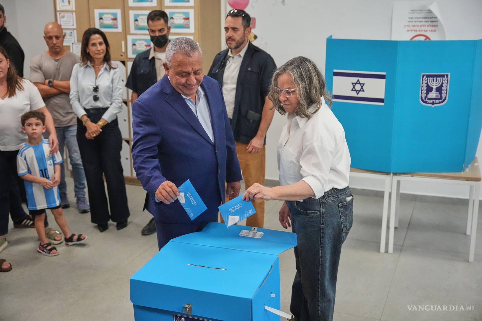 $!Gadi Eisenkot, líder del partido Yashar y su esposa, Hannah Eisenkot, depositaron sus votos en un colegio electoral durante las elecciones generales de Israel.