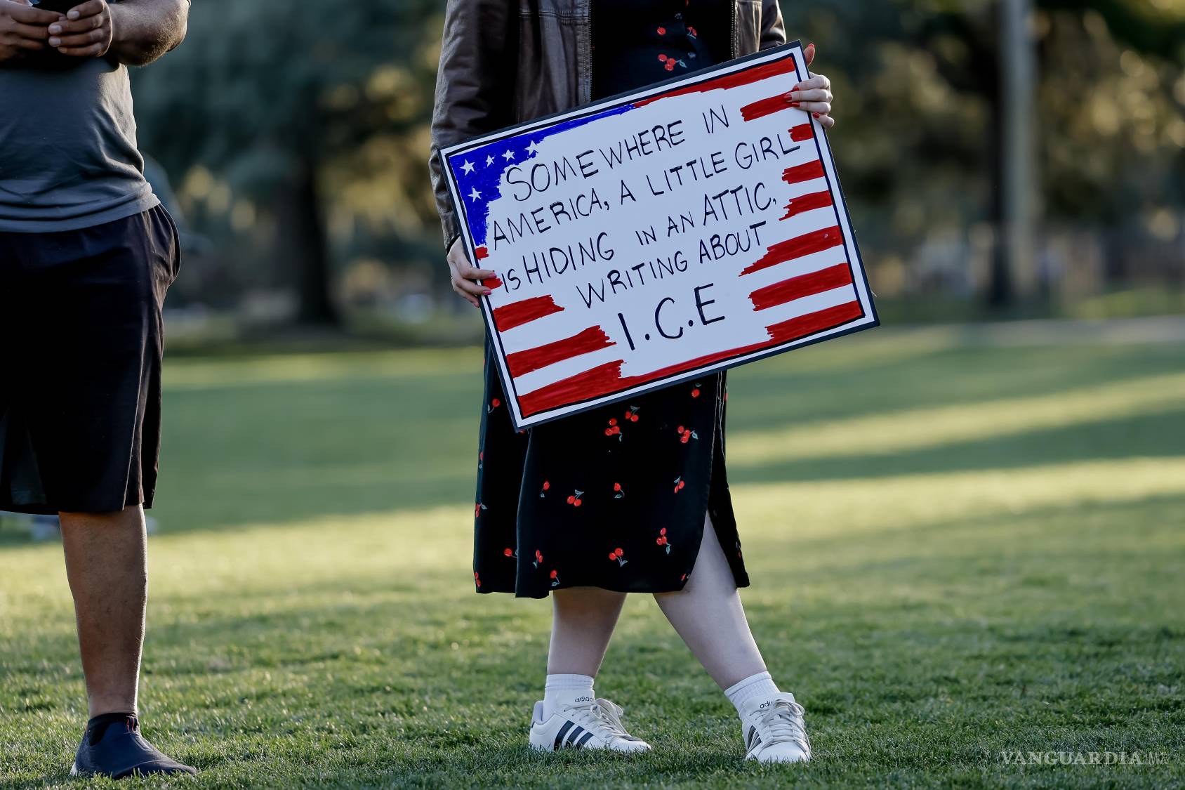 $!Un protesta por la muerte de la profesora Linda Davis, quien sufrió un accidente de tráfico a causa de un hombre que huía de agentes del ICE en Savannah, Georgia.