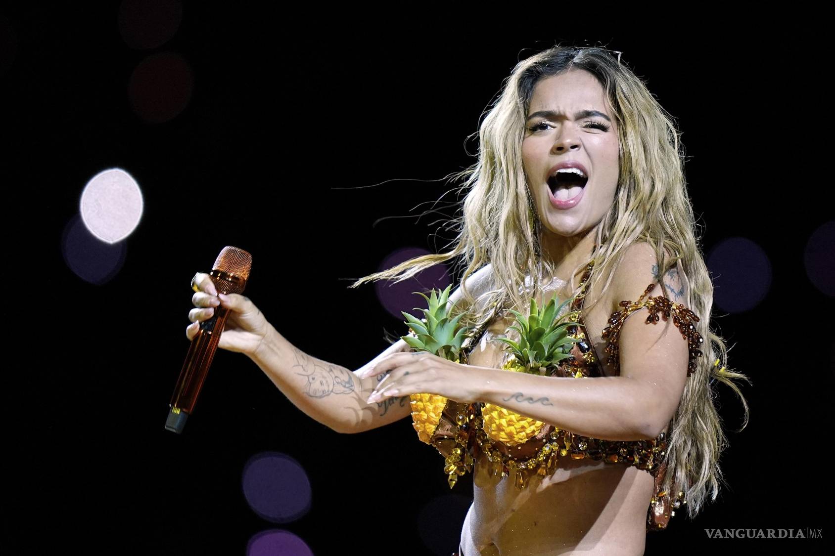 $!Con luces, baile y sus mayores éxitos, Karol G encendió el Estadio Corinthians en el Chargers vs Chiefs.