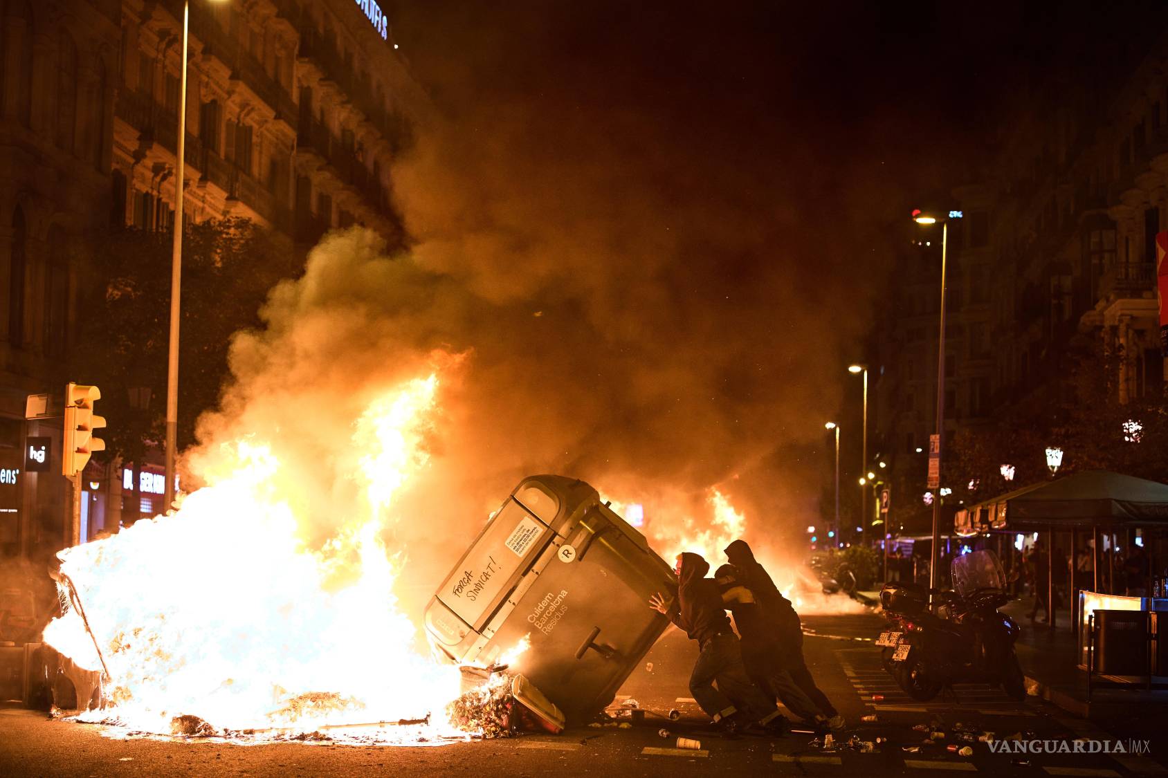 $!Manifestantes incendian contenedores de basura durante enfrentamientos con la policía.