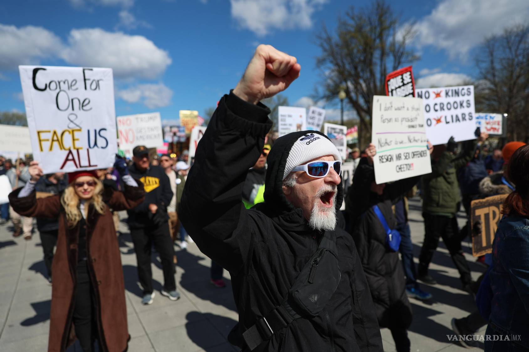 $!Manifestantes marchan durante la protesta “No Kings” en Washington.