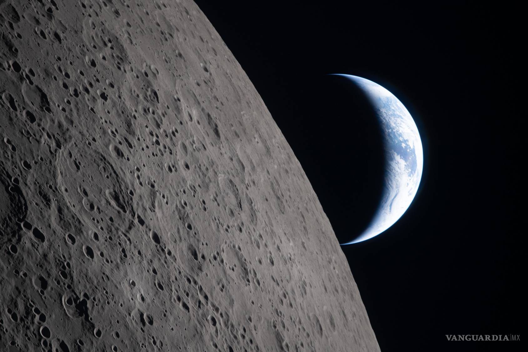 $!En la imagen, proporcionada por la NASA, la tripulación de Artemis II captura esta vista de la Tierra detrás de la Luna durante un sobrevuelo lunar, el lunes 6 de abril de 2026.