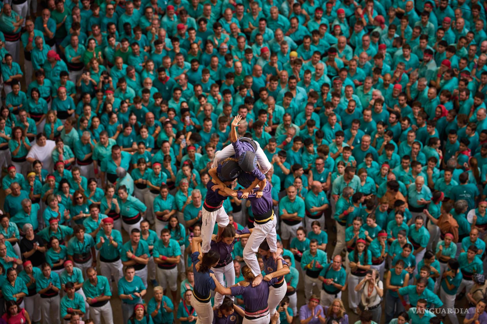 $!Miembros de Castellers Jove de Tarragona forman un “castell” o torre humana, durante el 30º Concurs de Castells o Concurso de Torres Humanas, en Tarragona, España, el domingo 4 de octubre de 2026. (Foto AP/Emilio Morenatti)