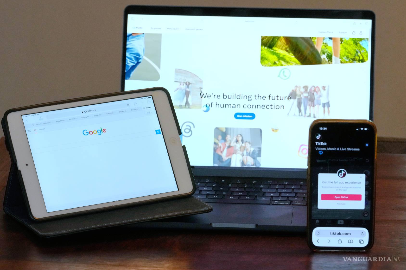 $!Las páginas de inicio de Meta, Google y TikTok se muestran en dispositivos en Sídney, el martes 28 de abril de 2026.
