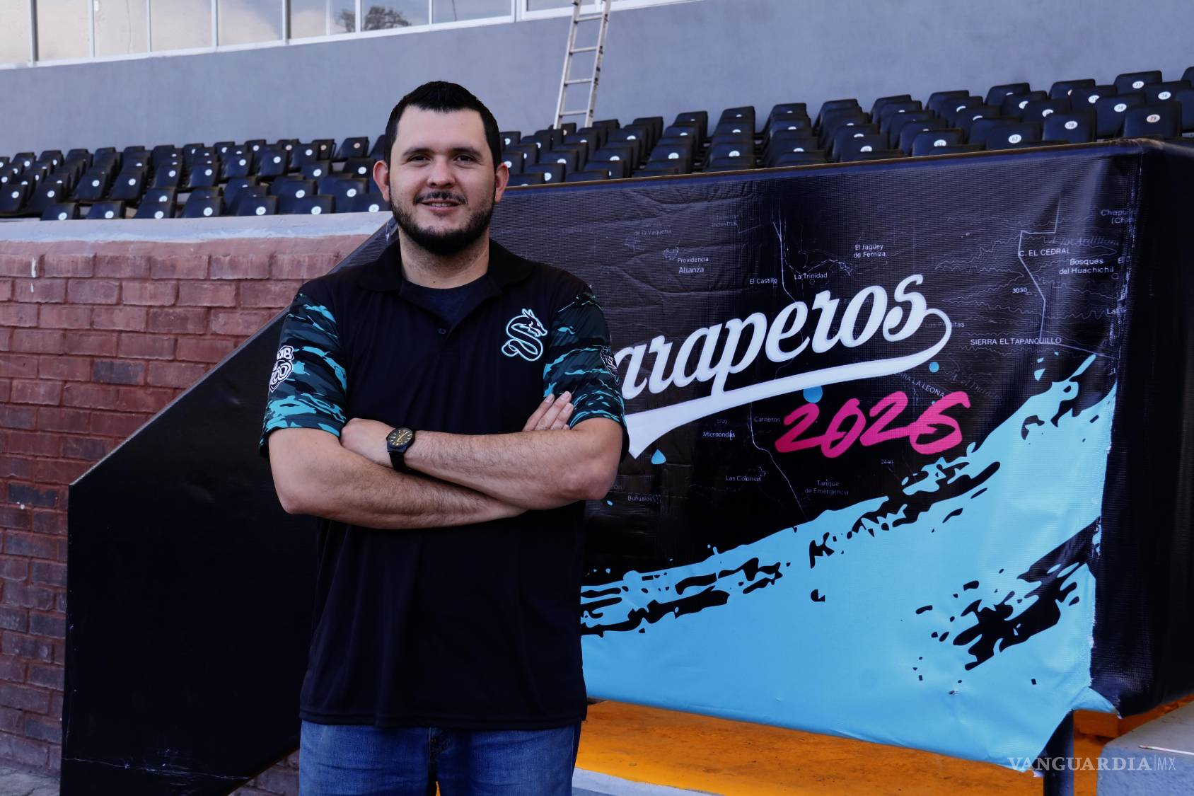 $!Víctor Vizcarra, conductor y creador de contenidos digitales de Saraperos, ha sido una de las voces principales de En el Dugout, espacio que documenta con claridad y cercanía la realidad del equipo.