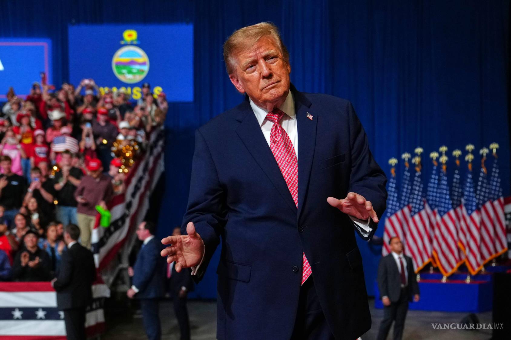 $!El presidente estadounidense Donald Trump llega a un mitin de campaña en el Heartland Credit Union Arena, el lunes 19 de octubre de 2026, en Park City, Kansas.