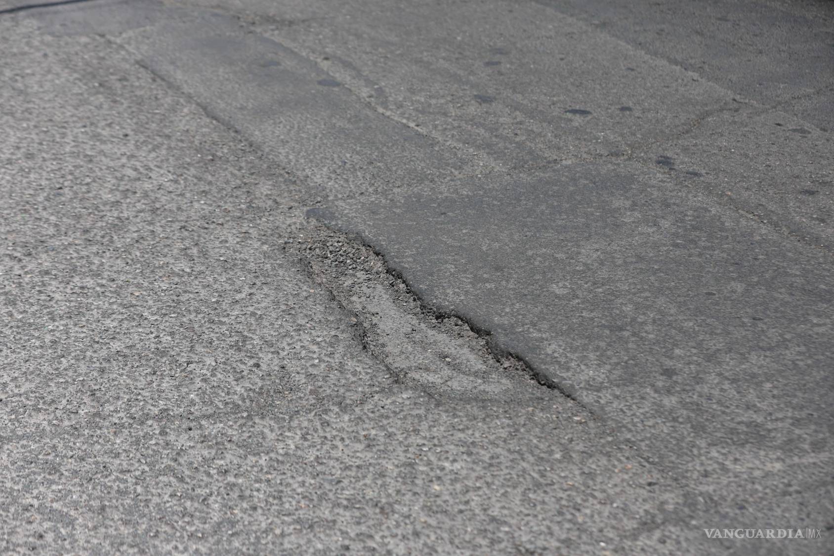 $!El pavimento deteriorado en el bulevar Venustiano Carranza muestra signos de desgaste que requieren atención urgente por parte de las autoridades.