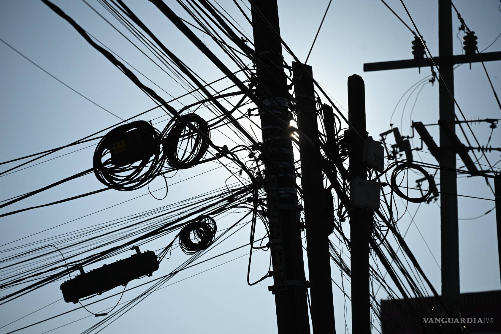 $!Los postes y cables también están en el archivo íntimo de la ciudad: atraviesan las calles de la infancia, se cuelan en las fotos familiares y terminan formando parte de lo que recordamos sin haberlo elegido. Saltillo también educa así nuestra sensibilidad: nos enseña a llamar paisaje a lo que primero fue una intromisión.