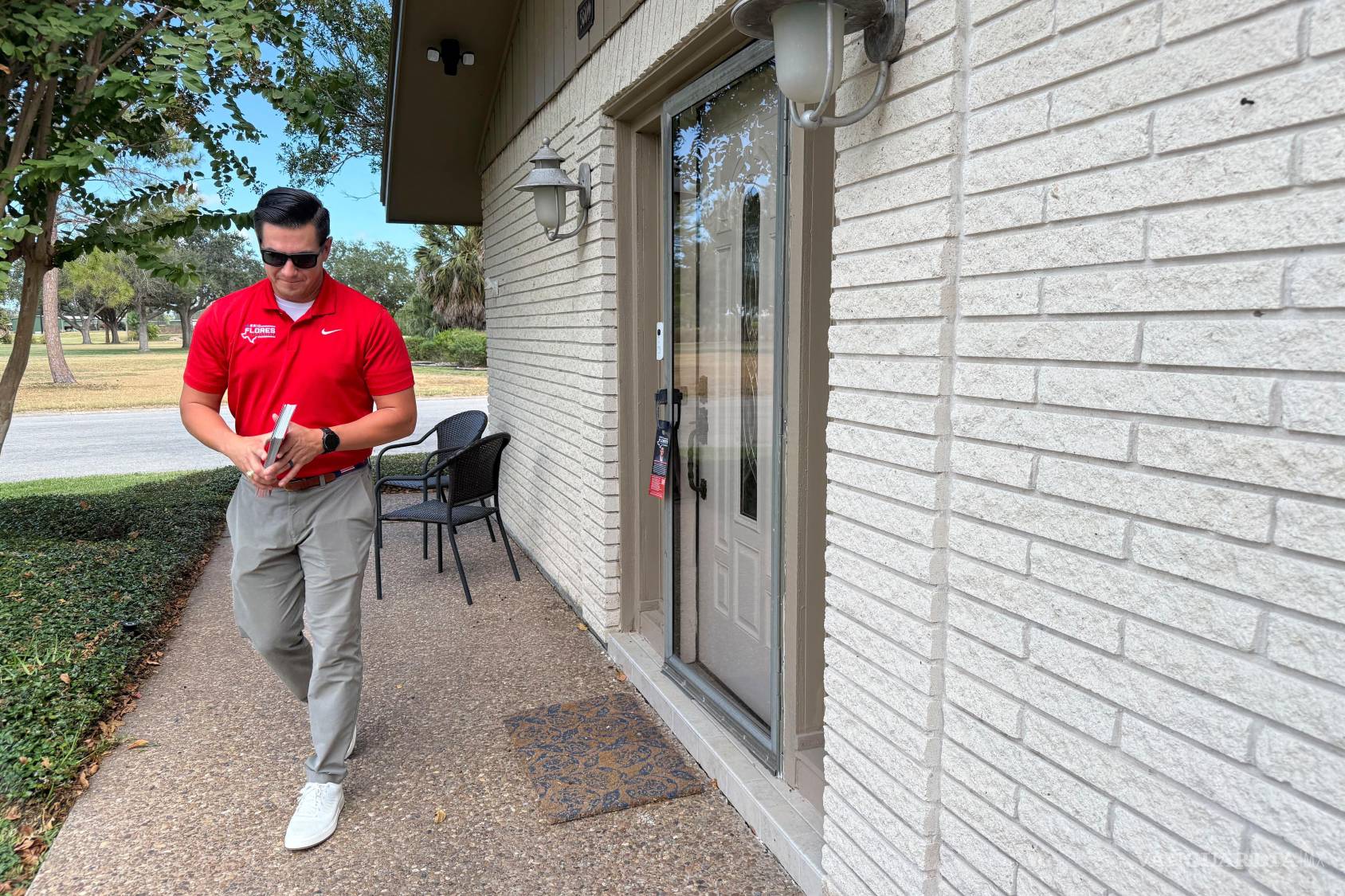 $!Eric Flores, candidato republicano a la Cámara de Representantes de EU llamando a las puertas de los vecinos el 18 de septiembre de 2026 en Harlingen, Texas.