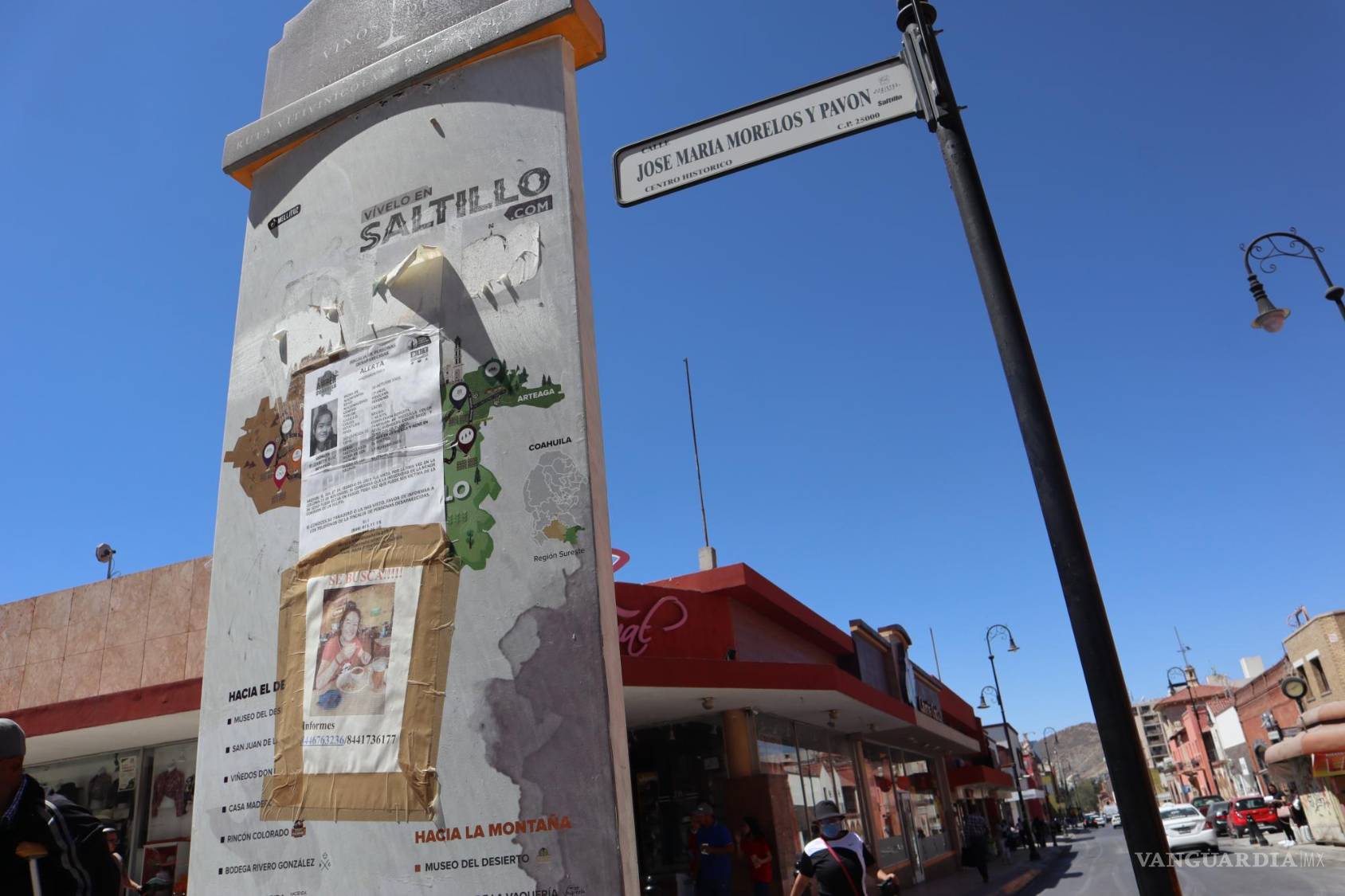 $!Casi cubiertos de volantes se puden ver algunos anuncios.