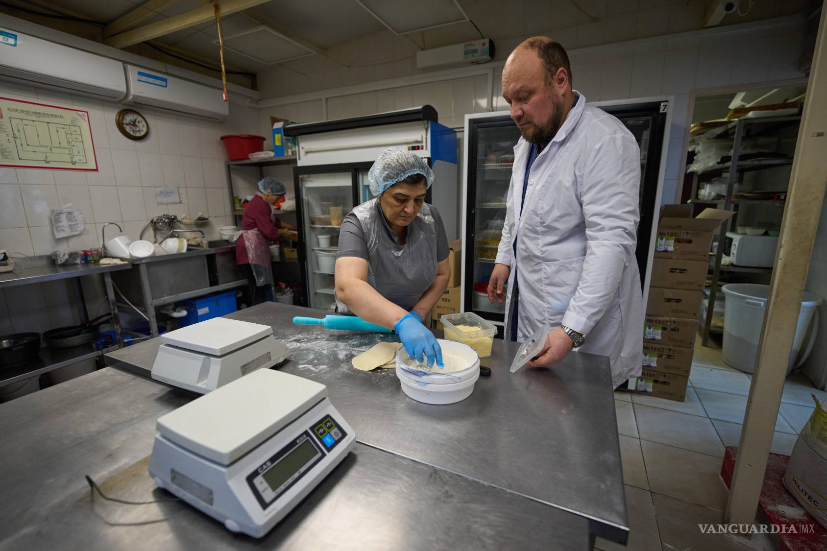 $!Denis Maksimov, a la derecha, habla con un empleado en su panadería Mashenka, en las afueras de Moscú, Rusia.